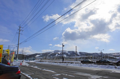2012年1月29日JR新幹線軽井沢駅前から見た軽井沢プリンスホテルスキー場