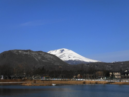 2012年3月20日  軽井沢矢ケ崎公園から見た浅間山